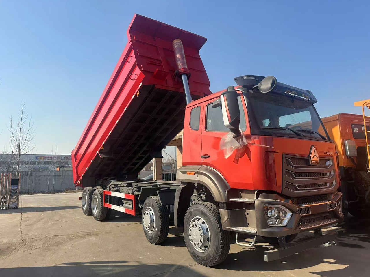 Howo HAOHAN DUMP TRUCK 8X4 - Billenőplatós teherautó: 2 kép. Howo HAOHAN DUMP TRUCK 8X4 - Billenőplatós teherautó: 2 kép.