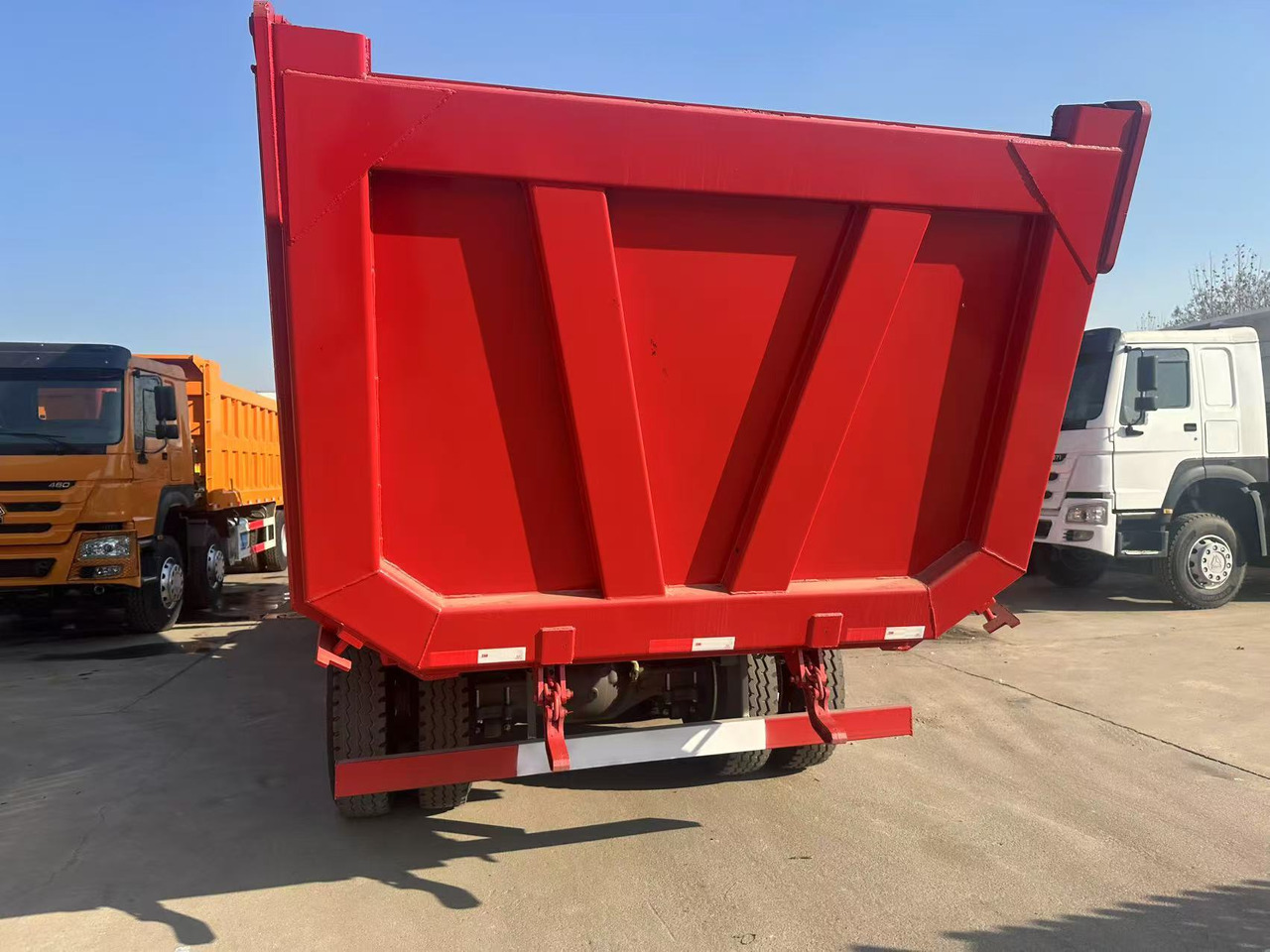 Howo HAOHAN DUMP TRUCK 8X4 - Billenőplatós teherautó: 3 kép. Howo HAOHAN DUMP TRUCK 8X4 - Billenőplatós teherautó: 3 kép.
