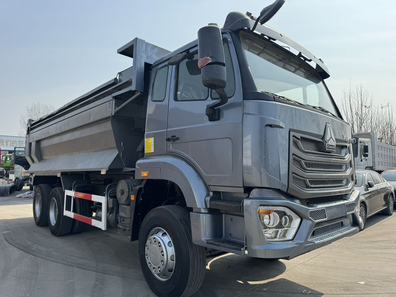 Howo HAOHAN DUMP TRUCK - Billenőplatós teherautó: 2 kép. Howo HAOHAN DUMP TRUCK - Billenőplatós teherautó: 2 kép.