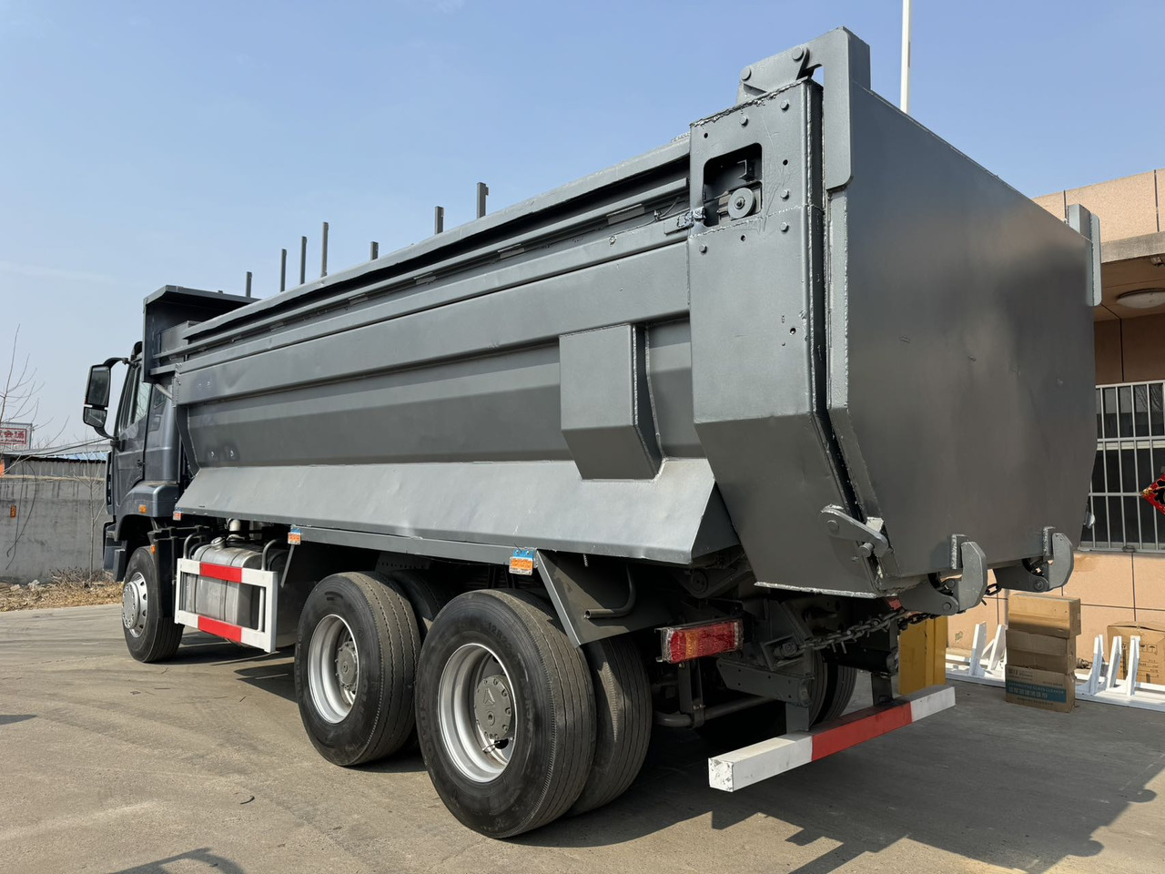 Howo HAOHAN DUMP TRUCK - Billenőplatós teherautó: 4 kép. Howo HAOHAN DUMP TRUCK - Billenőplatós teherautó: 4 kép.