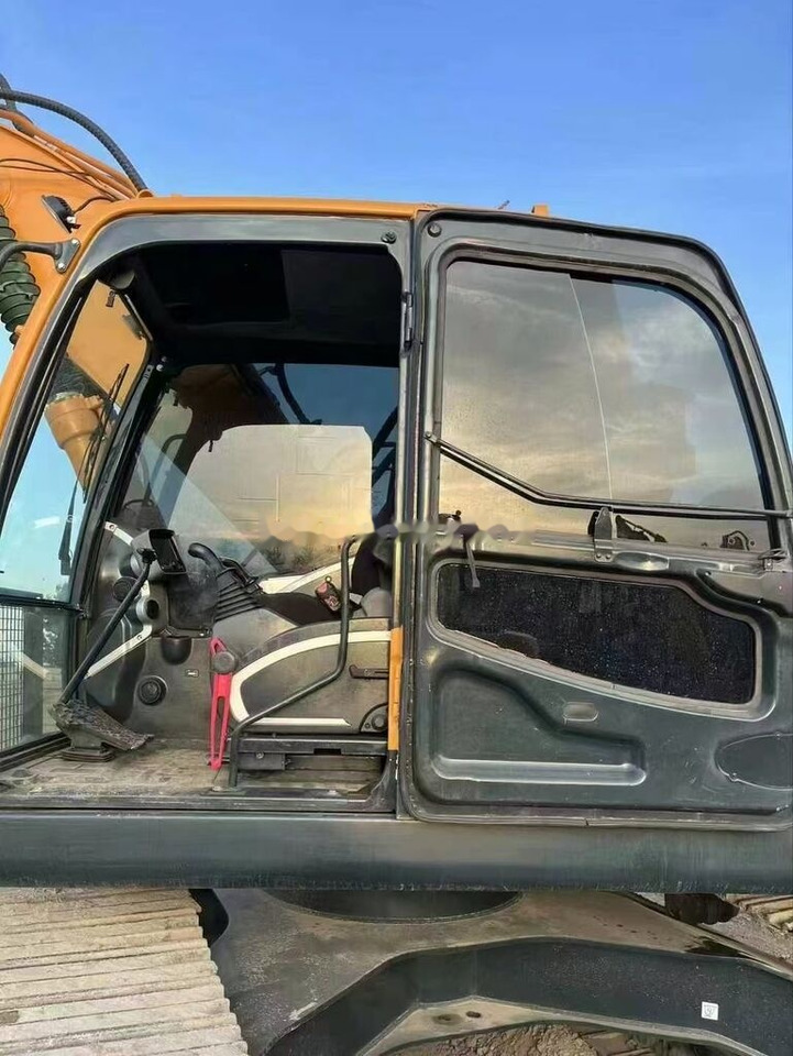 Hyundai 220LC-9 - Lánctalpas kotró: 3 kép. Hyundai 220LC-9 - Lánctalpas kotró: 3 kép.