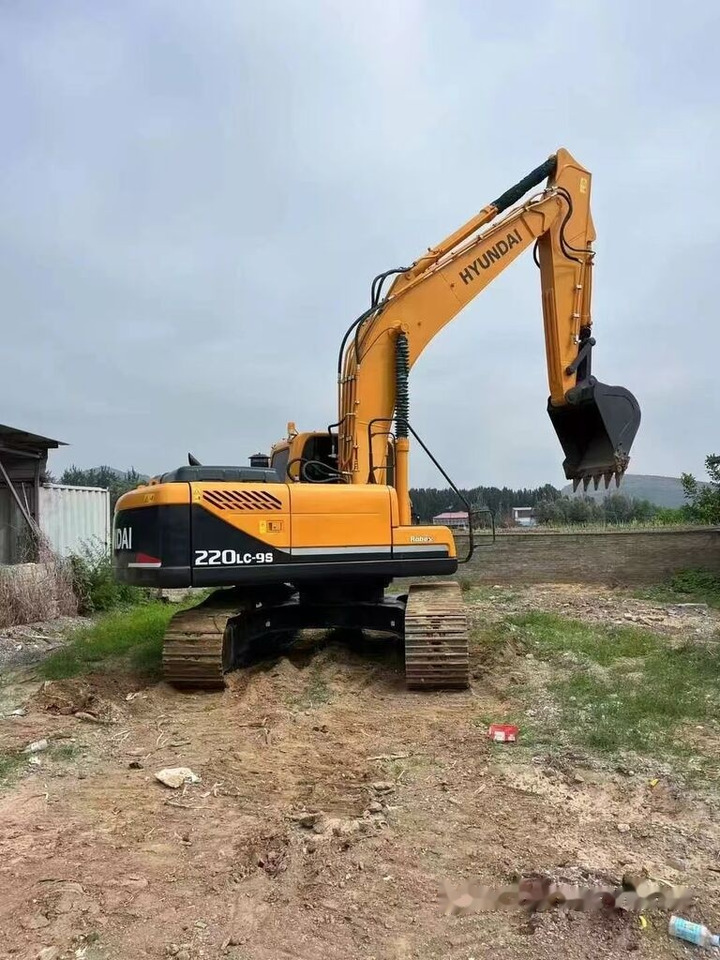 Hyundai 220LC-9 - Lánctalpas kotró: 1 kép. Hyundai 220LC-9 - Lánctalpas kotró: 1 kép.
