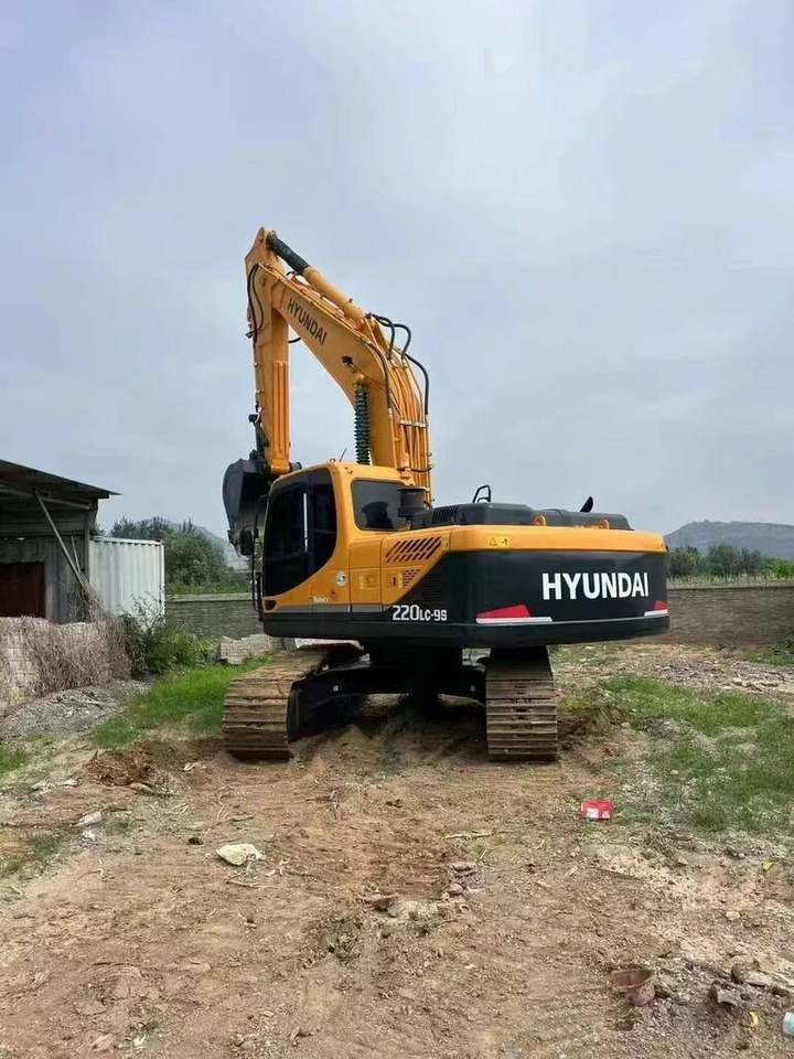 Hyundai 220LC-9 - Lánctalpas kotró: 2 kép. Hyundai 220LC-9 - Lánctalpas kotró: 2 kép.