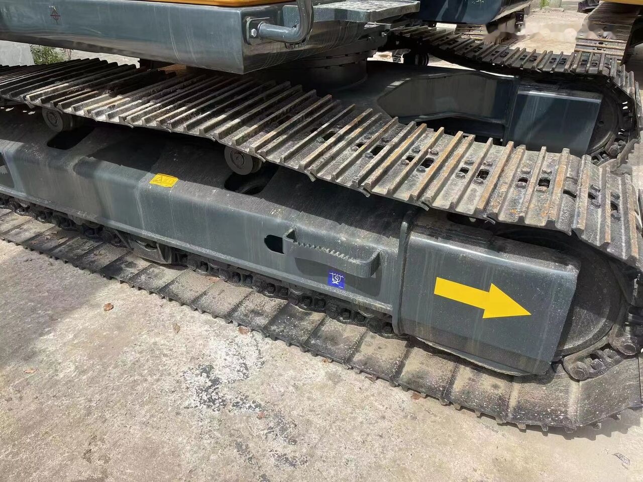 Hyundai 220LC-9S - Lánctalpas kotró: 3 kép. Hyundai 220LC-9S - Lánctalpas kotró: 3 kép.