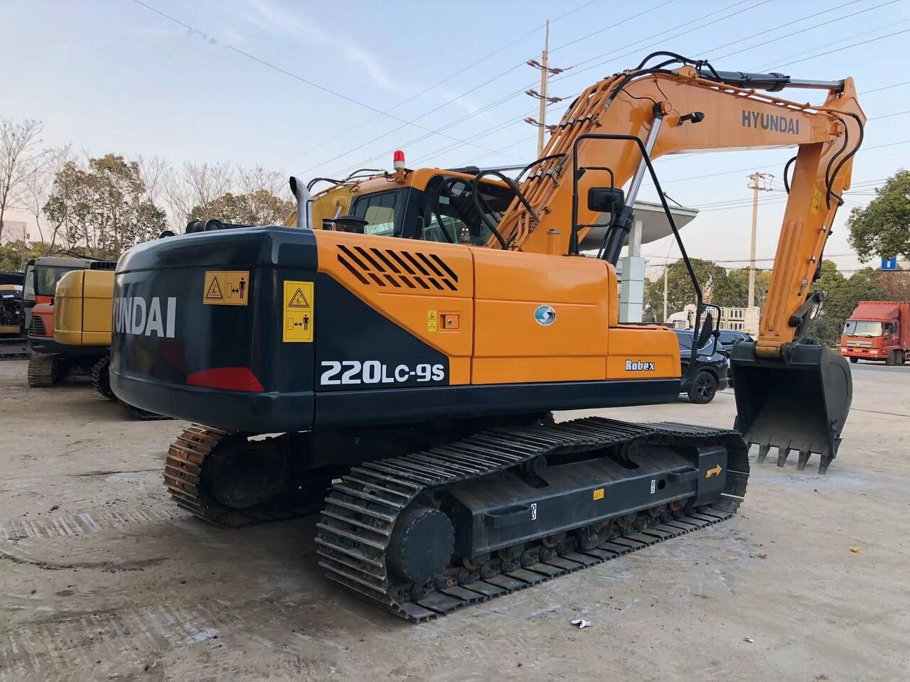 Hyundai 220LC-9S - Lánctalpas kotró: 5 kép. Hyundai 220LC-9S - Lánctalpas kotró: 5 kép.