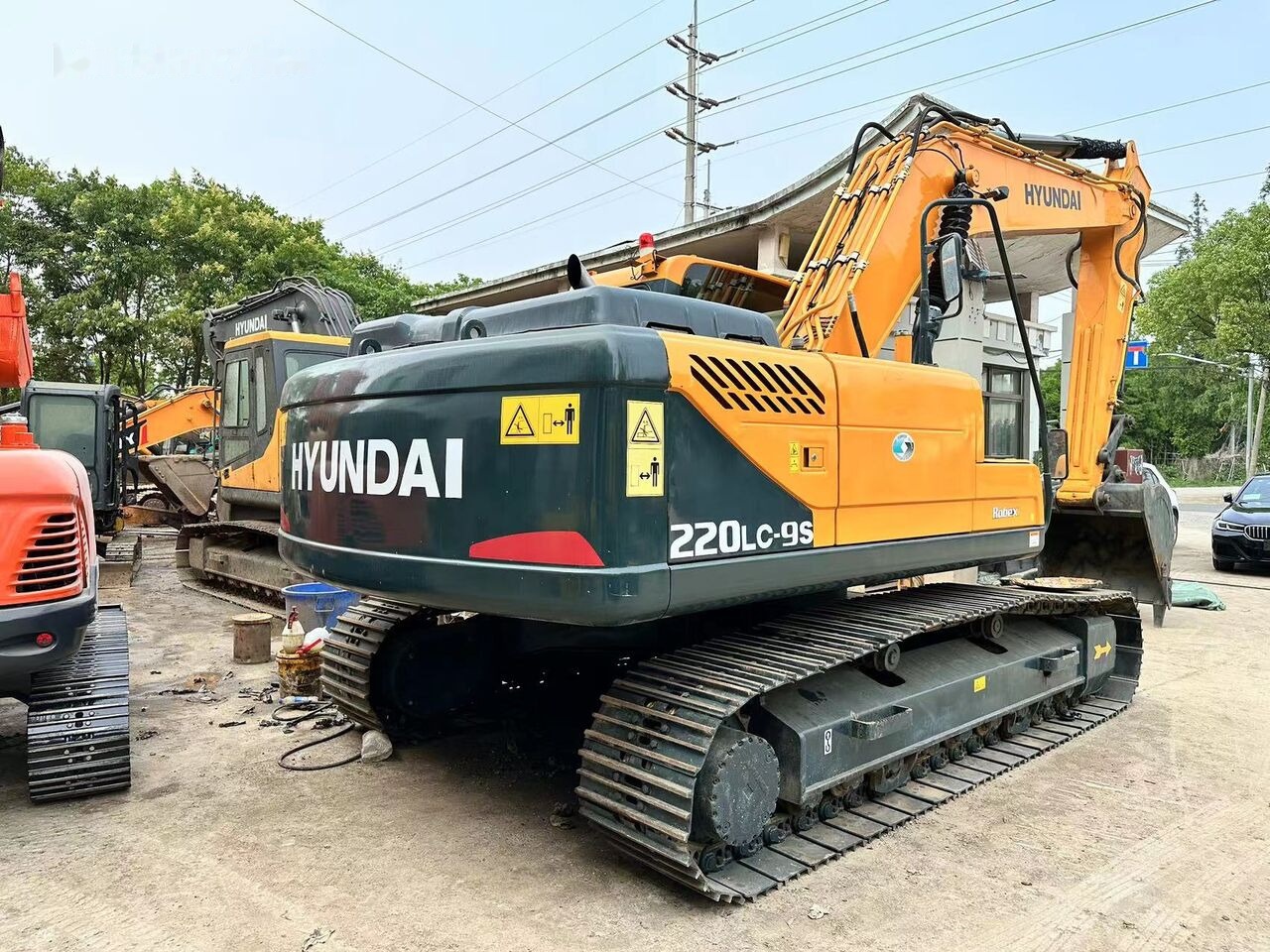 Hyundai 220LC-9S - Lánctalpas kotró: 2 kép. Hyundai 220LC-9S - Lánctalpas kotró: 2 kép.