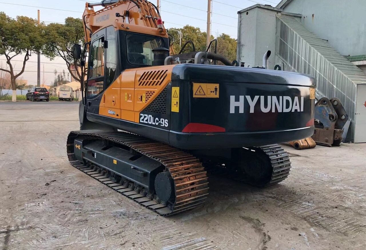 Hyundai 220LC-9S - Lánctalpas kotró: 1 kép. Hyundai 220LC-9S - Lánctalpas kotró: 1 kép.