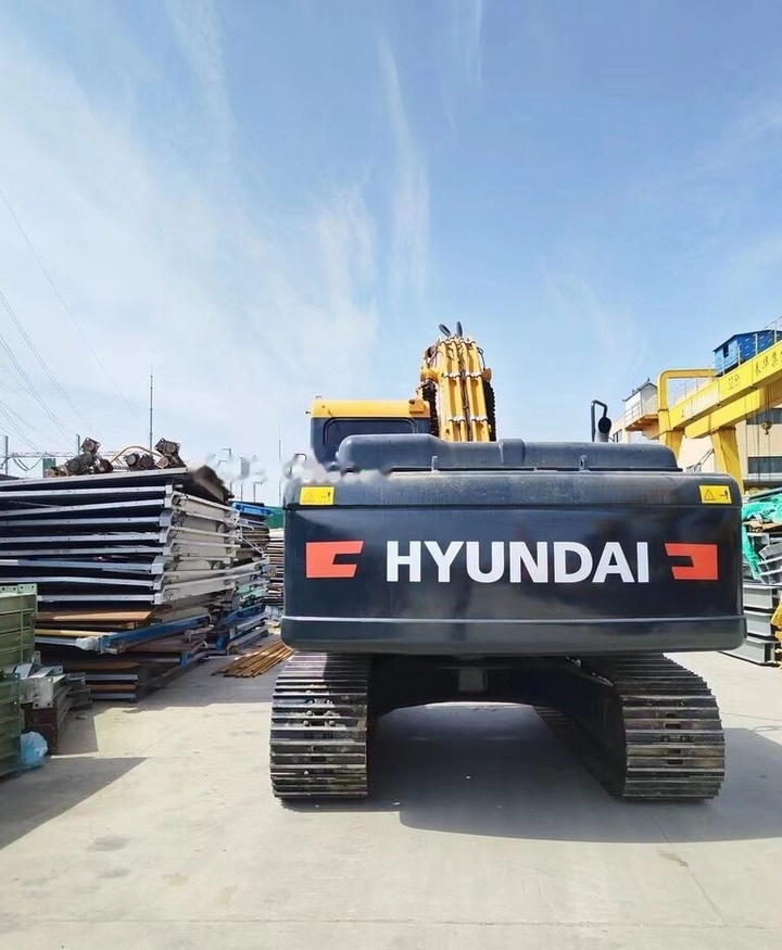 Hyundai R220-9S - Lánctalpas kotró: 5 kép. Hyundai R220-9S - Lánctalpas kotró: 5 kép.