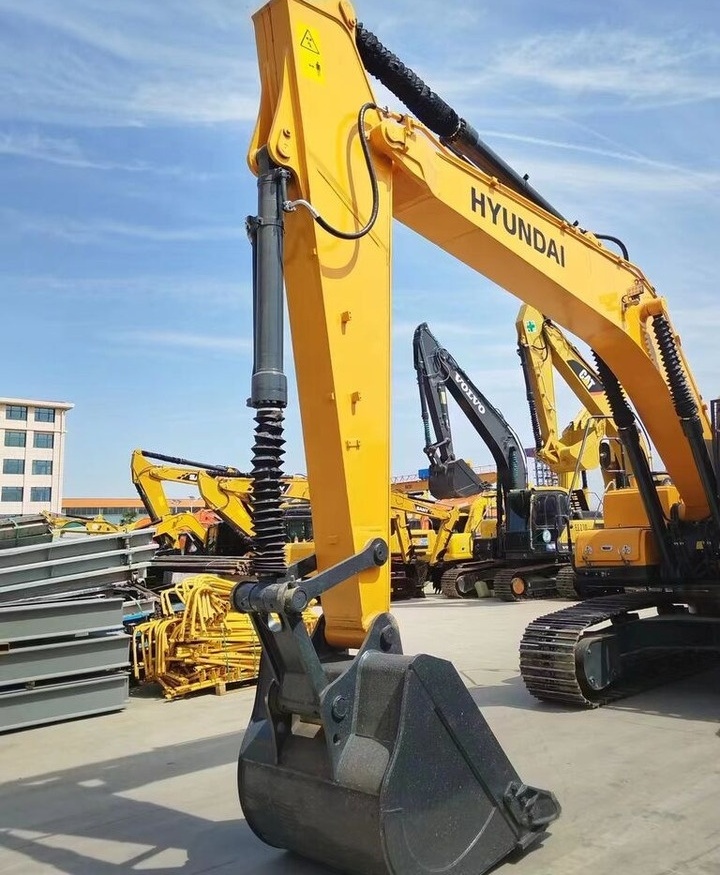 Hyundai R220-9S - Lánctalpas kotró: 4 kép. Hyundai R220-9S - Lánctalpas kotró: 4 kép.