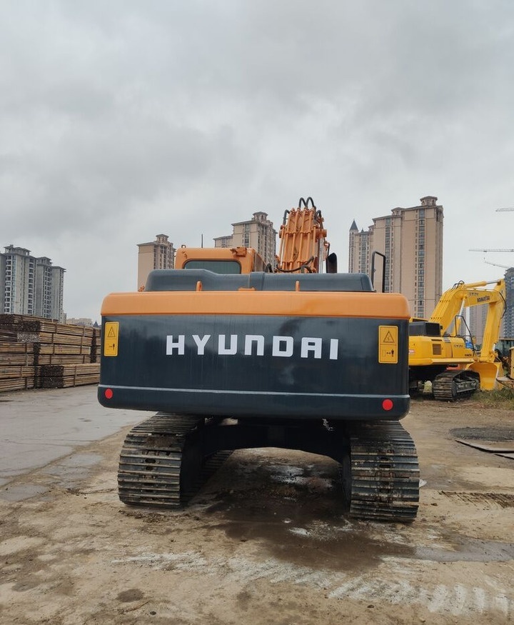 Hyundai R220LC-9s - Lánctalpas kotró: 1 kép. Hyundai R220LC-9s - Lánctalpas kotró: 1 kép.