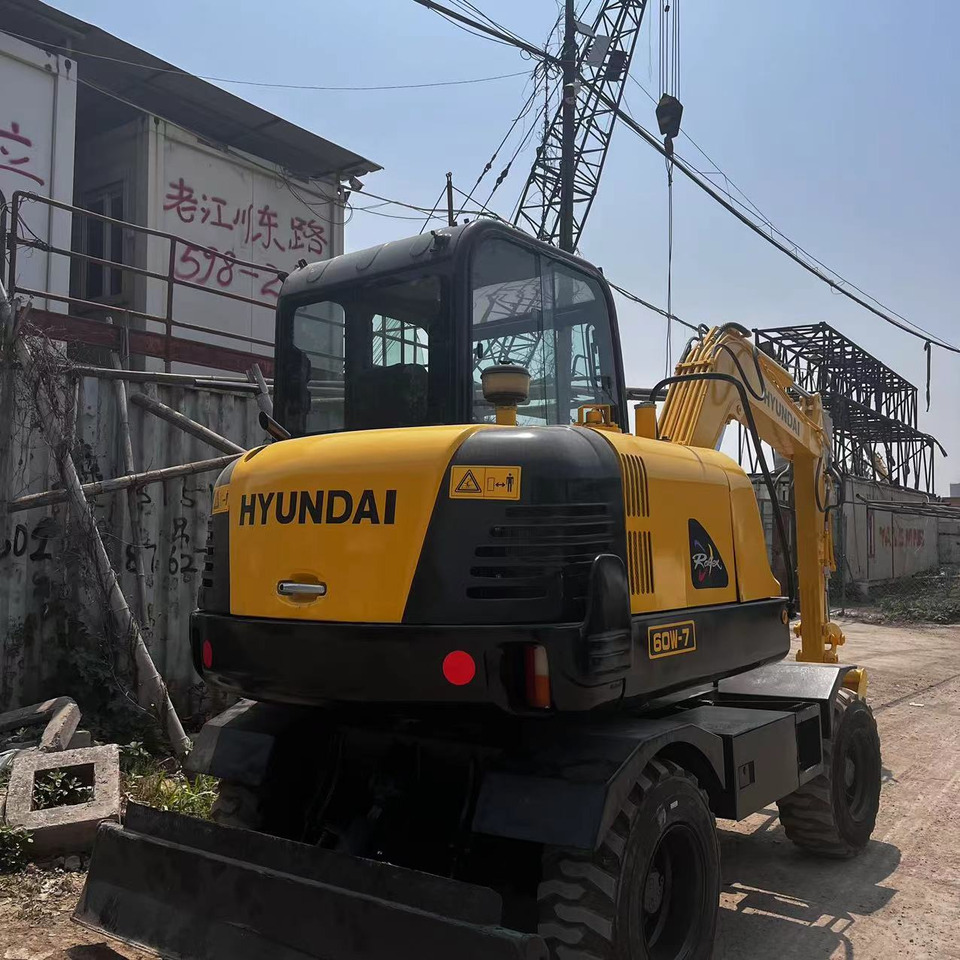 Hyundai R60W-7 - Gumikerekes kotró: 4 kép. Hyundai R60W-7 - Gumikerekes kotró: 4 kép.