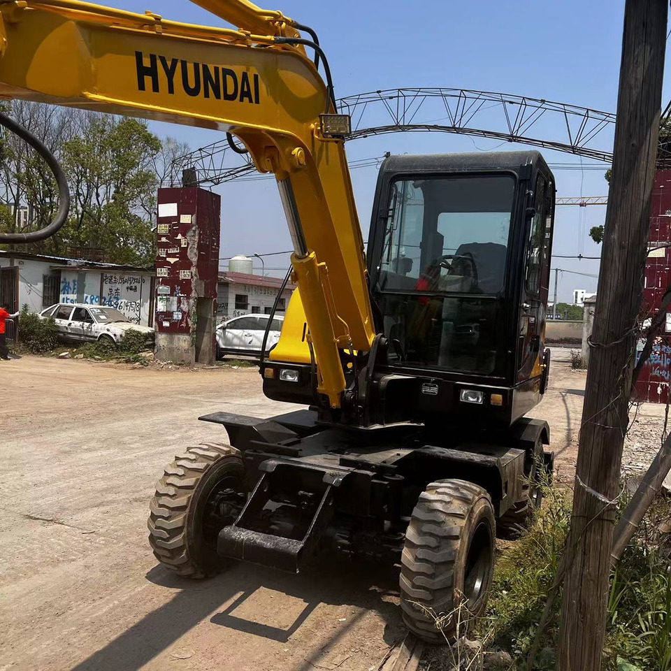 Hyundai R60W-7 - Gumikerekes kotró: 2 kép. Hyundai R60W-7 - Gumikerekes kotró: 2 kép.