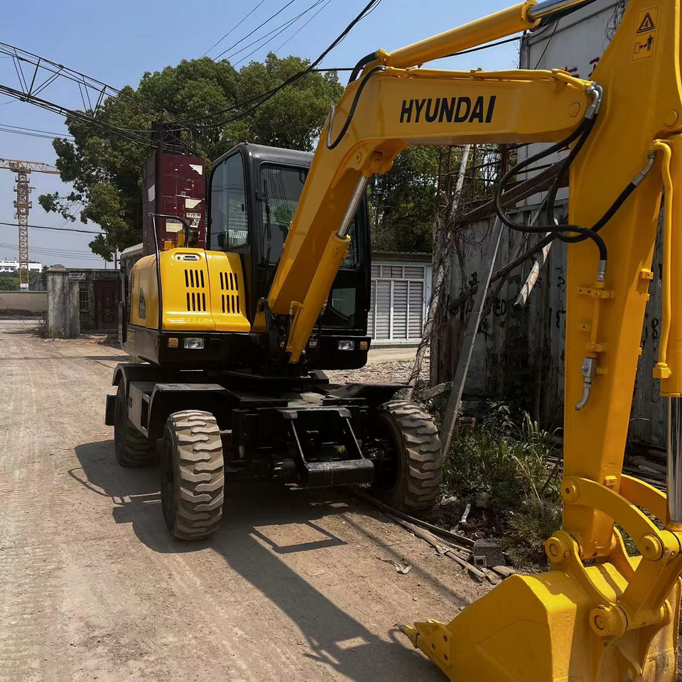 Hyundai R60W-7 - Gumikerekes kotró: 3 kép. Hyundai R60W-7 - Gumikerekes kotró: 3 kép.