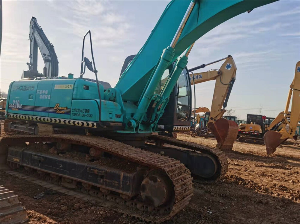 Kobelco SK210LC - Lánctalpas kotró: 1 kép. Kobelco SK210LC - Lánctalpas kotró: 1 kép.