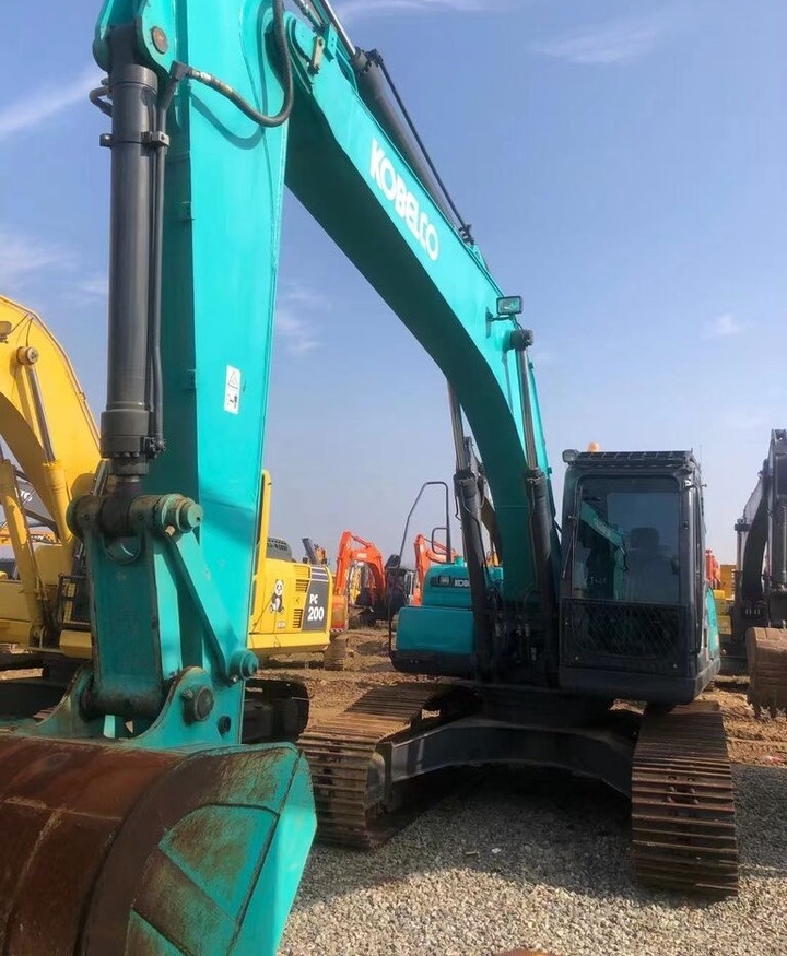 Kobelco SK260 - Lánctalpas kotró: 3 kép. Kobelco SK260 - Lánctalpas kotró: 3 kép.