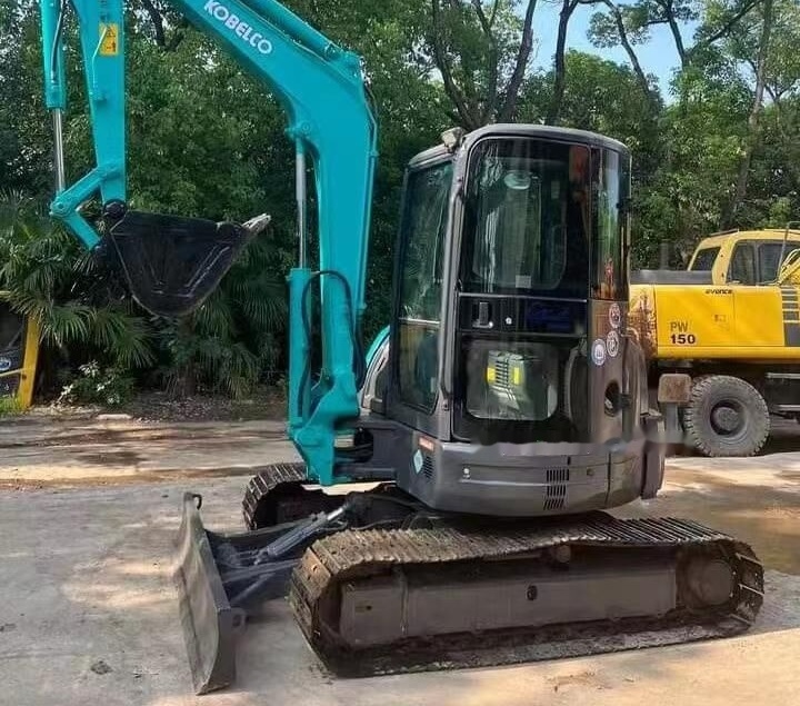 Kobelco SK55 - Minikotró: 2 kép. Kobelco SK55 - Minikotró: 2 kép.