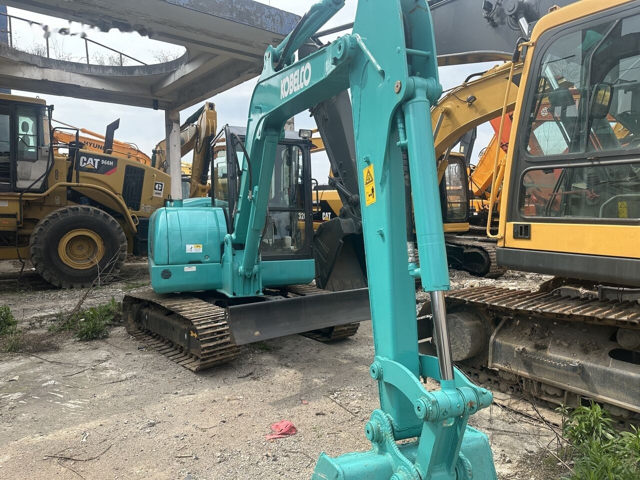 Minikotró Kobelco SK60: 6 kép. Minikotró Kobelco SK60: 6 kép.