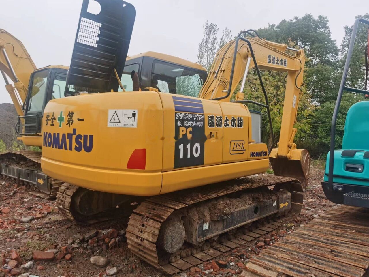 Komatsu PC110 - Lánctalpas kotró: 3 kép. Komatsu PC110 - Lánctalpas kotró: 3 kép.