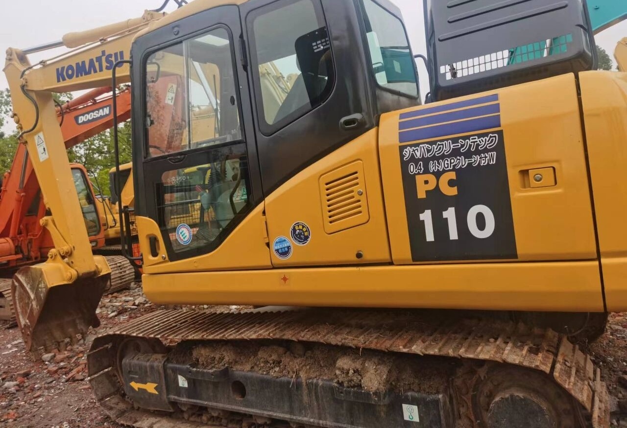 Komatsu PC110 - Lánctalpas kotró: 1 kép. Komatsu PC110 - Lánctalpas kotró: 1 kép.