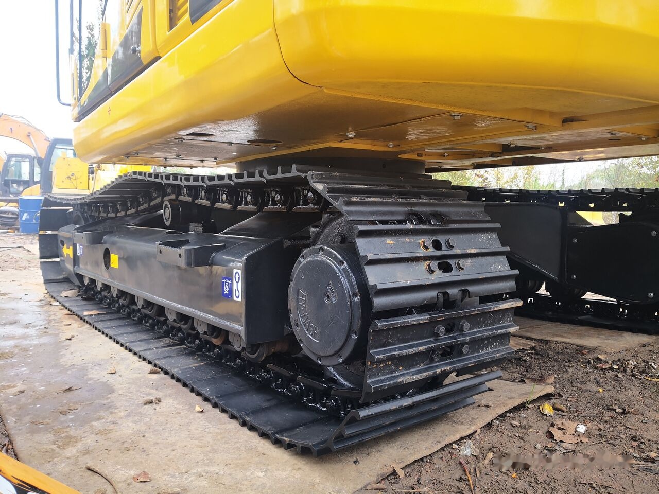 Komatsu PC130 - Lánctalpas kotró: 4 kép. Komatsu PC130 - Lánctalpas kotró: 4 kép.