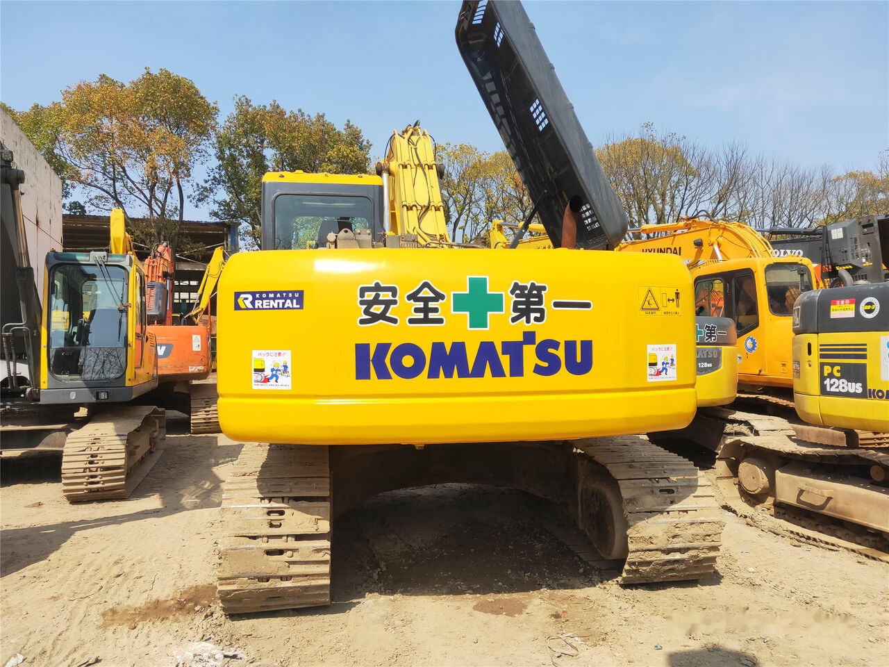 Komatsu PC200-7 - Lánctalpas kotró: 4 kép. Komatsu PC200-7 - Lánctalpas kotró: 4 kép.