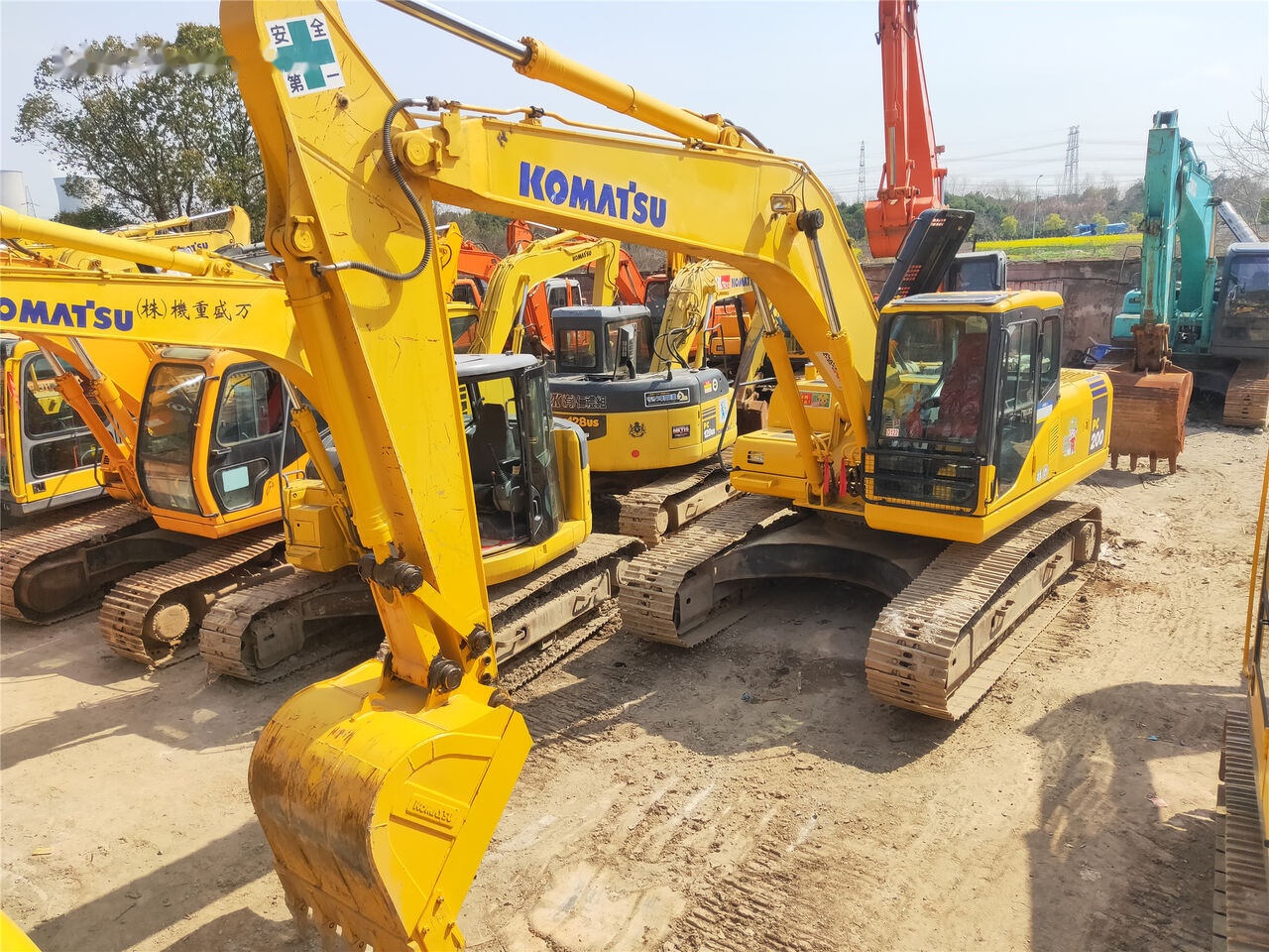 Komatsu PC200-7 - Lánctalpas kotró: 2 kép. Komatsu PC200-7 - Lánctalpas kotró: 2 kép.