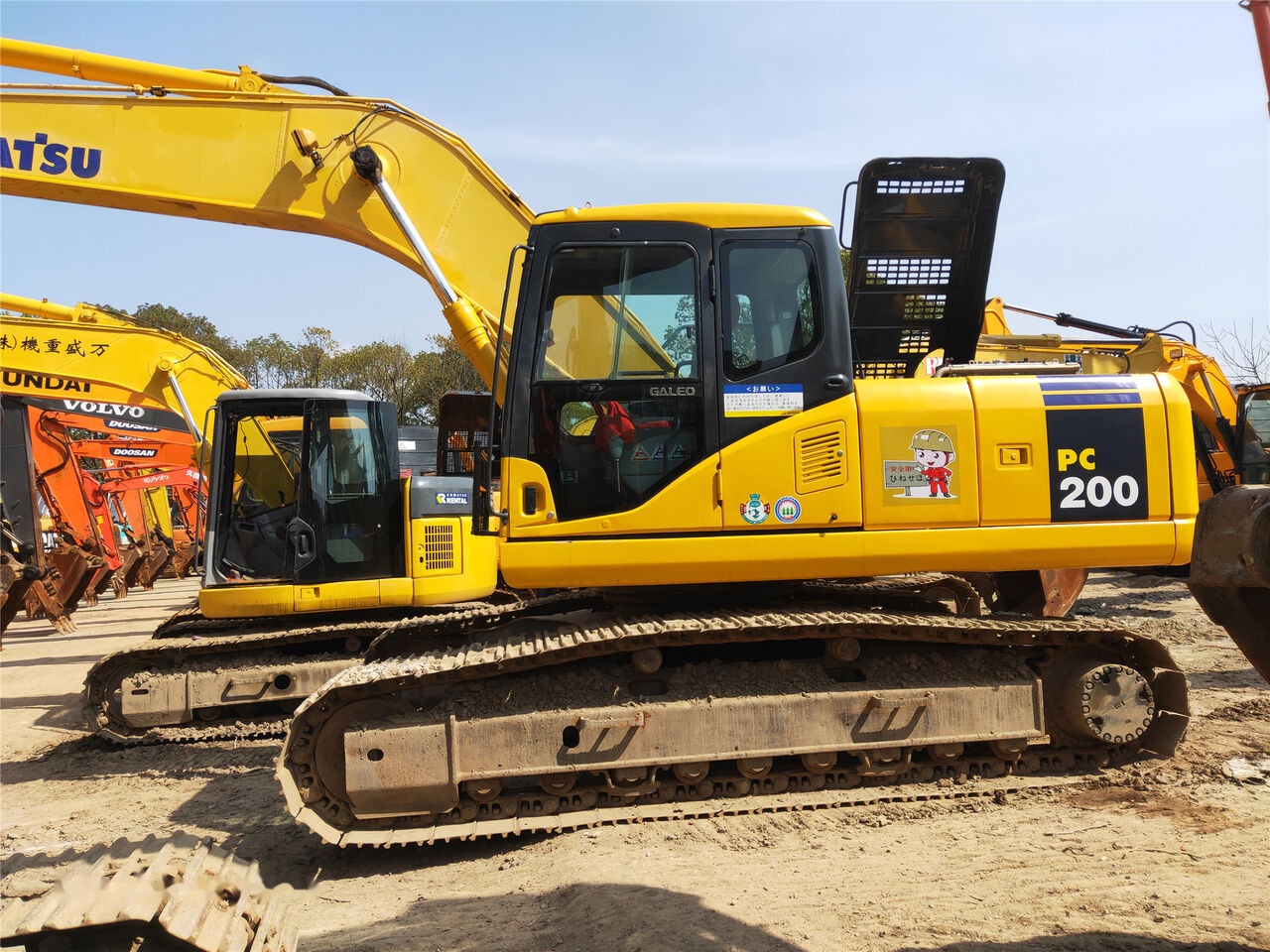 Komatsu PC200-7 - Lánctalpas kotró: 1 kép. Komatsu PC200-7 - Lánctalpas kotró: 1 kép.