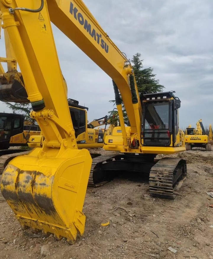 Komatsu PC220-8 - Lánctalpas kotró: 1 kép. Komatsu PC220-8 - Lánctalpas kotró: 1 kép.
