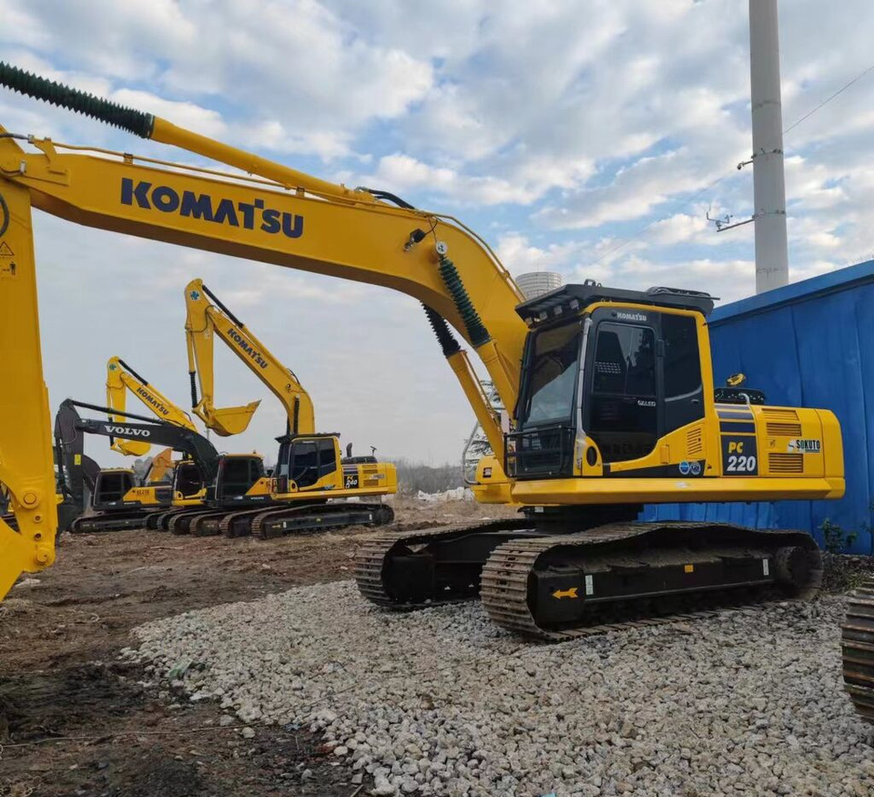 Komatsu PC220-8 - Lánctalpas kotró: 1 kép. Komatsu PC220-8 - Lánctalpas kotró: 1 kép.