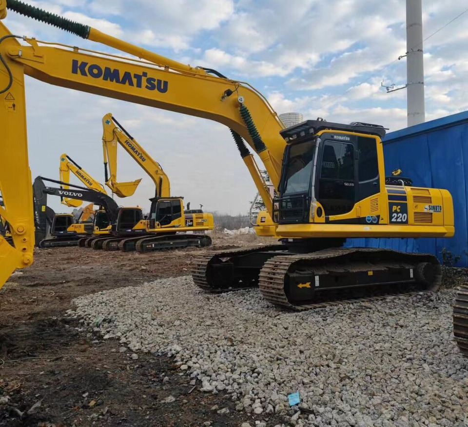 Komatsu PC220-8 - Lánctalpas kotró: 2 kép. Komatsu PC220-8 - Lánctalpas kotró: 2 kép.