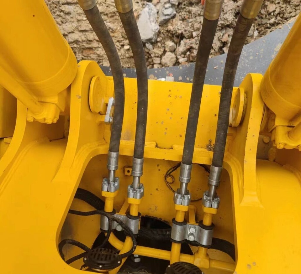 Komatsu PC220-8 - Lánctalpas kotró: 4 kép. Komatsu PC220-8 - Lánctalpas kotró: 4 kép.