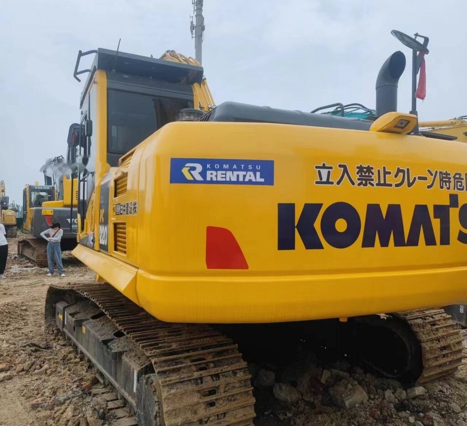 Komatsu PC220-8 - Lánctalpas kotró: 1 kép. Komatsu PC220-8 - Lánctalpas kotró: 1 kép.