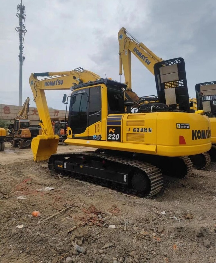 Komatsu PC220-8 - Lánctalpas kotró: 2 kép. Komatsu PC220-8 - Lánctalpas kotró: 2 kép.