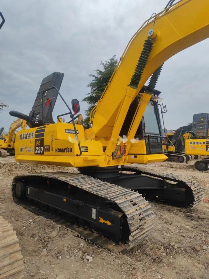Komatsu PC220-8 - Lánctalpas kotró: 3 kép. Komatsu PC220-8 - Lánctalpas kotró: 3 kép.