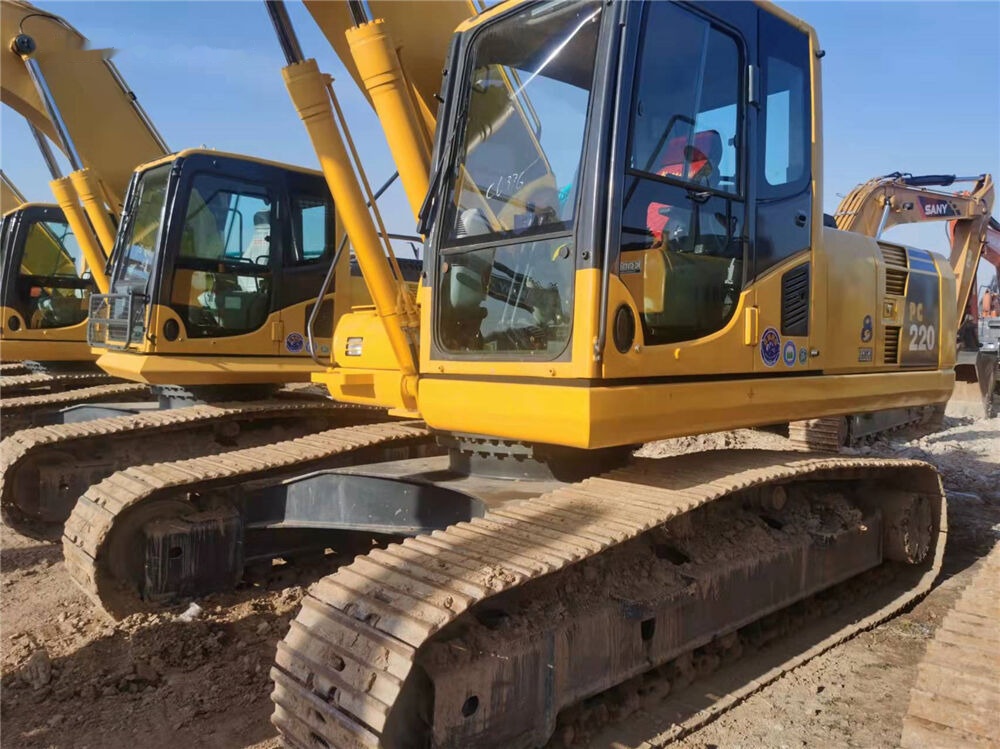 Komatsu PC220 - Lánctalpas kotró: 3 kép. Komatsu PC220 - Lánctalpas kotró: 3 kép.