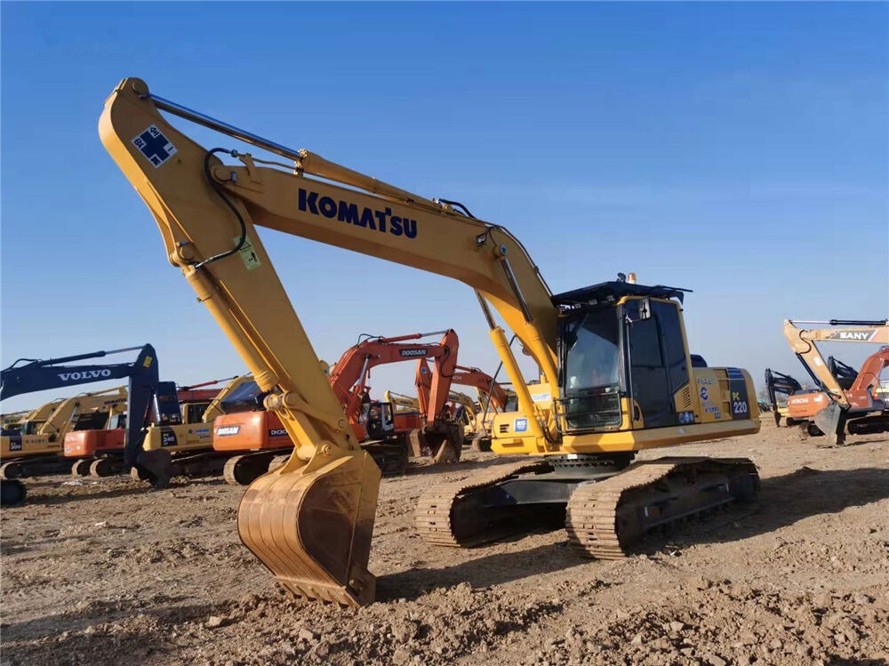 Komatsu PC220 - Lánctalpas kotró: 4 kép. Komatsu PC220 - Lánctalpas kotró: 4 kép.