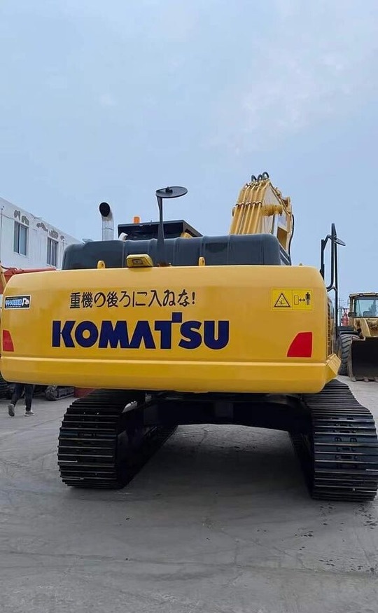 Komatsu PC300 - Lánctalpas kotró: 2 kép. Komatsu PC300 - Lánctalpas kotró: 2 kép.