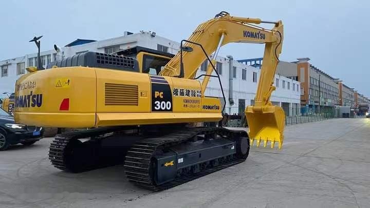 Komatsu PC300 - Lánctalpas kotró: 5 kép. Komatsu PC300 - Lánctalpas kotró: 5 kép.