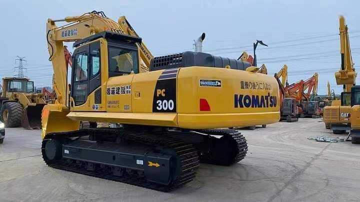 Komatsu PC300 - Lánctalpas kotró: 3 kép. Komatsu PC300 - Lánctalpas kotró: 3 kép.