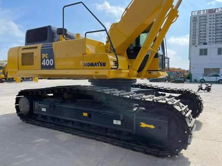 Komatsu PC300 - Lánctalpas kotró: 4 kép. Komatsu PC300 - Lánctalpas kotró: 4 kép.