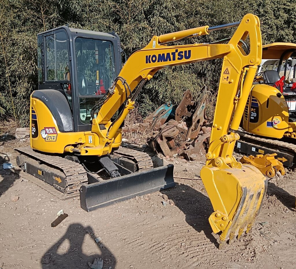 Komatsu PC30MR - Minikotró: 2 kép. Komatsu PC30MR - Minikotró: 2 kép.
