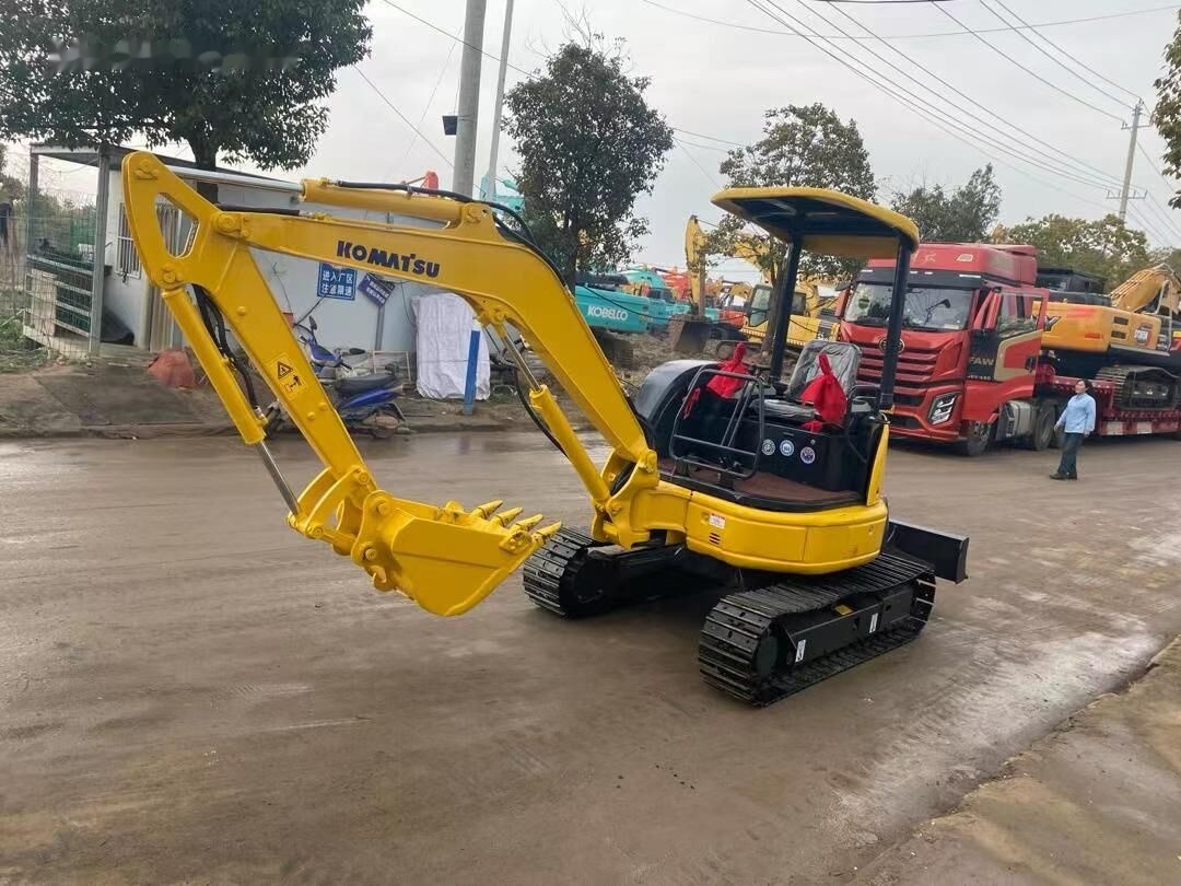 Komatsu PC35 - Minikotró: 1 kép. Komatsu PC35 - Minikotró: 1 kép.
