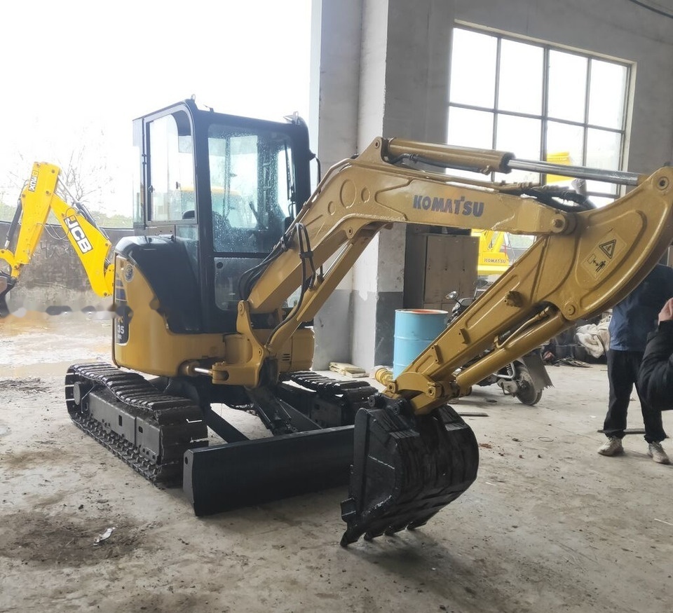Komatsu PC35 - Minikotró: 4 kép. Komatsu PC35 - Minikotró: 4 kép.
