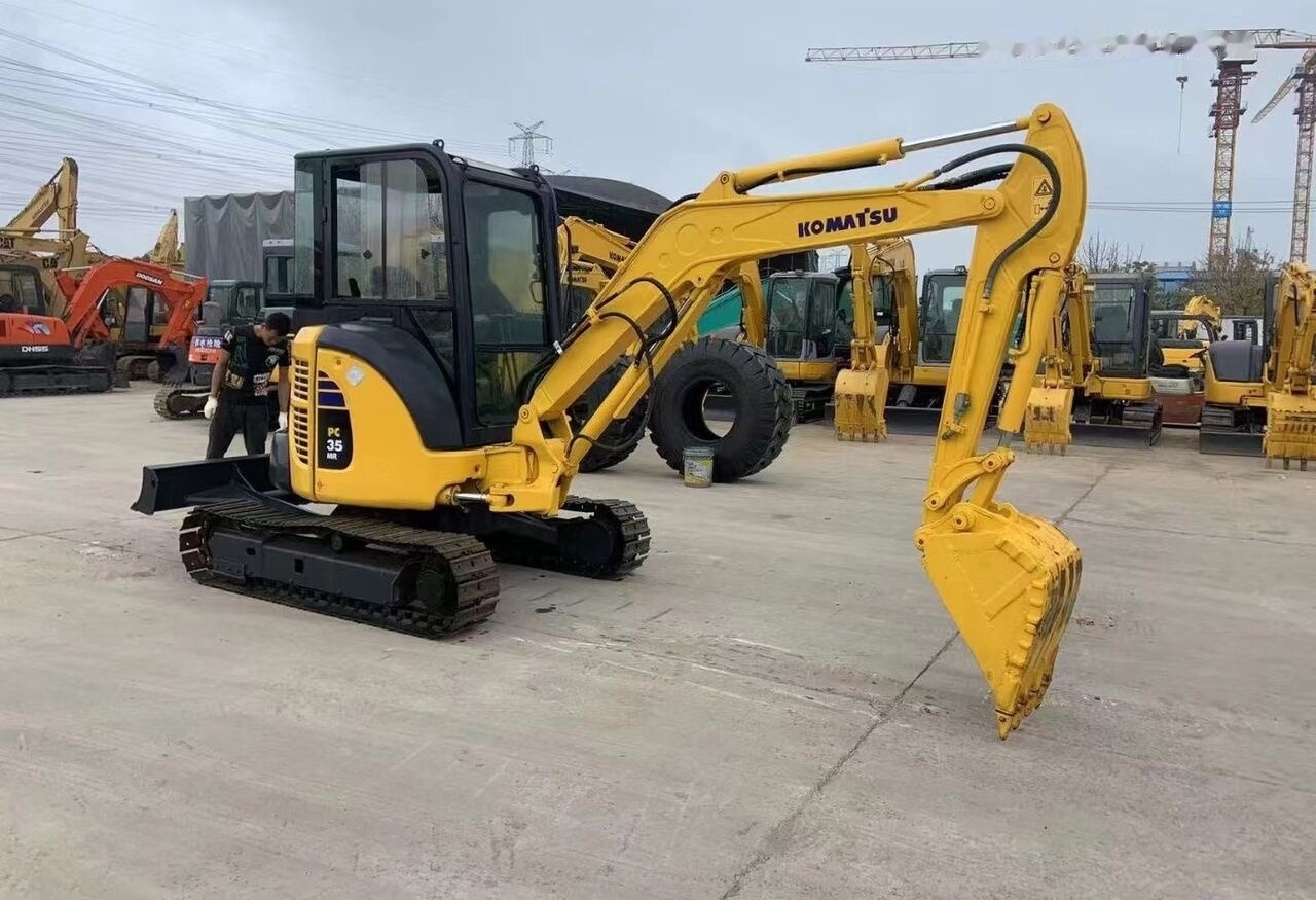 Komatsu PC35 - Minikotró: 3 kép. Komatsu PC35 - Minikotró: 3 kép.