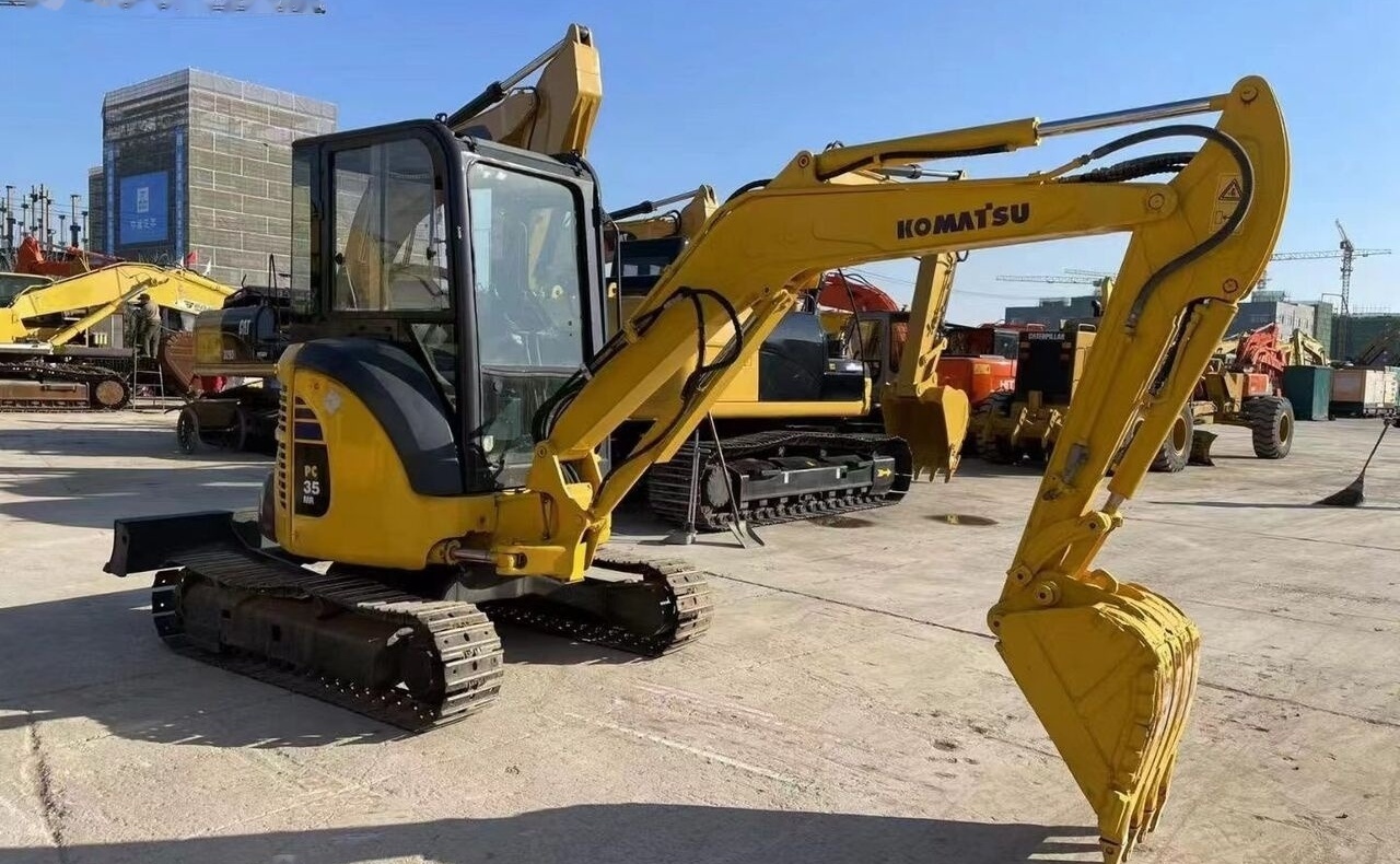 Komatsu PC35 - Minikotró: 5 kép. Komatsu PC35 - Minikotró: 5 kép.