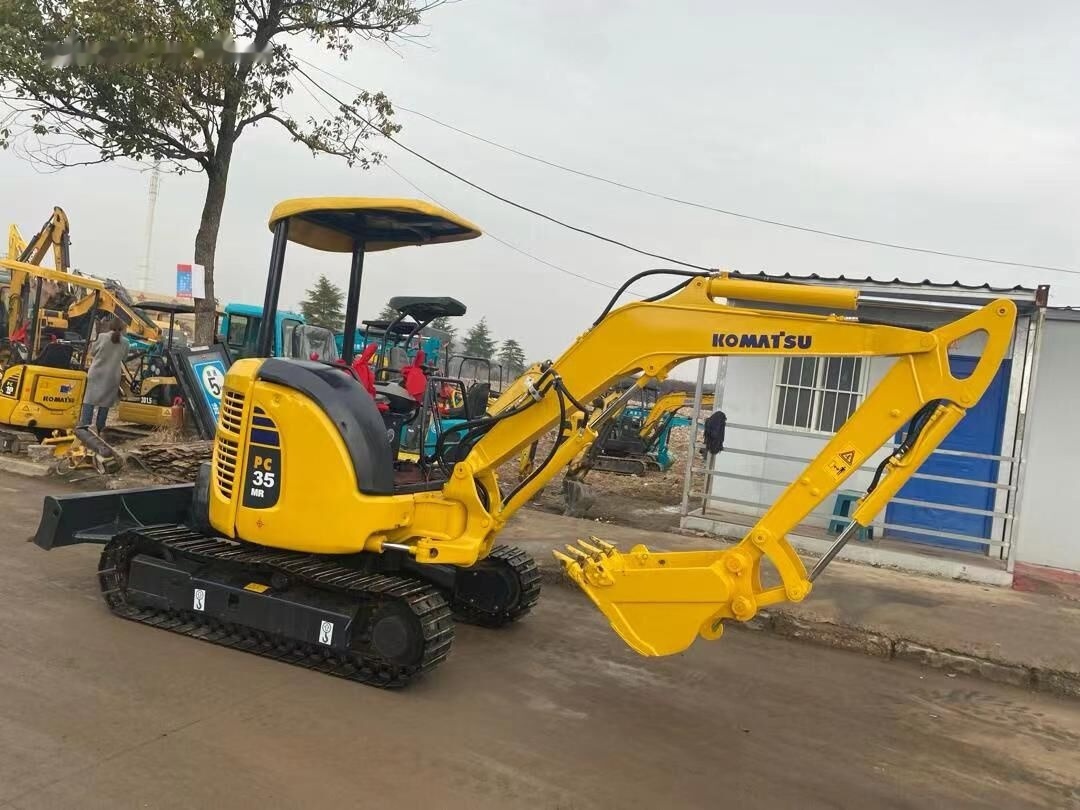 Komatsu PC35 - Minikotró: 2 kép. Komatsu PC35 - Minikotró: 2 kép.