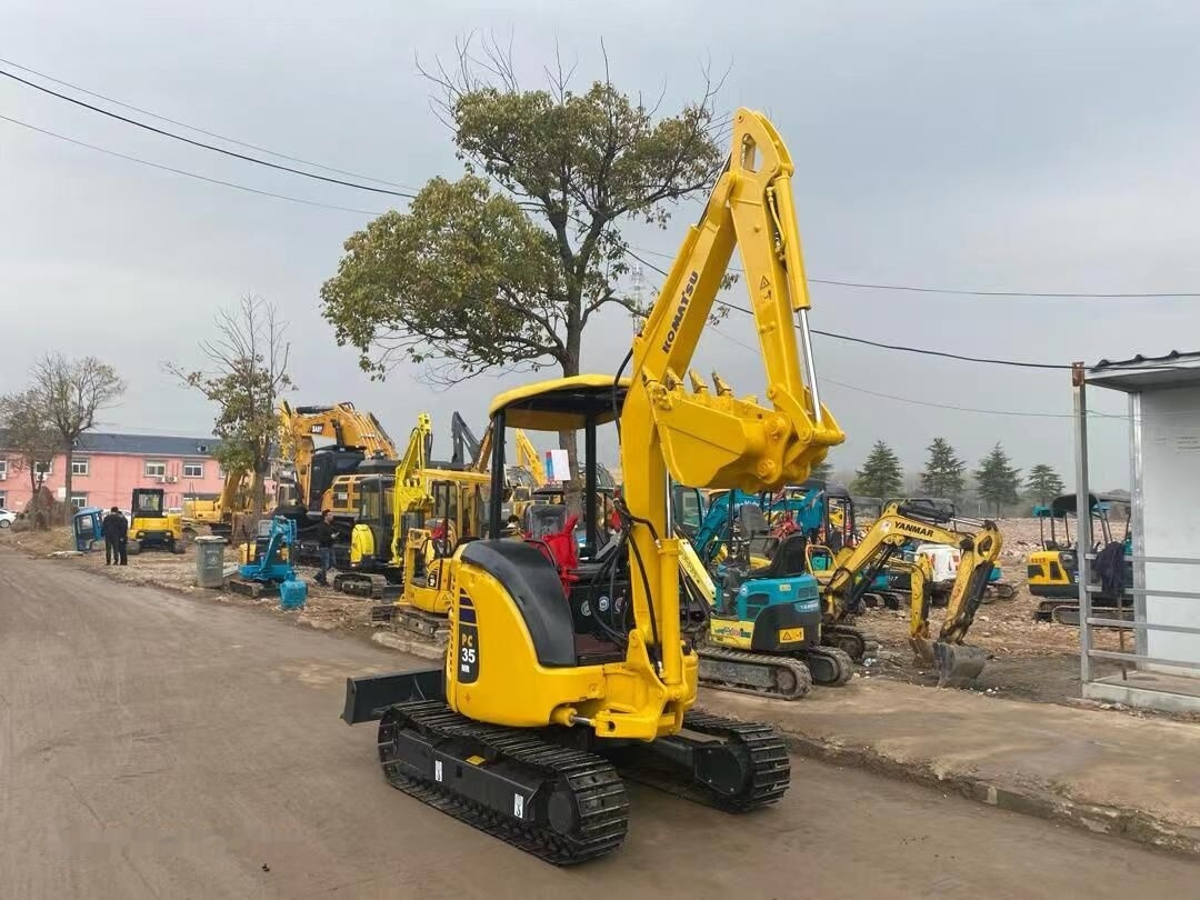 Komatsu PC35 - Minikotró: 4 kép. Komatsu PC35 - Minikotró: 4 kép.