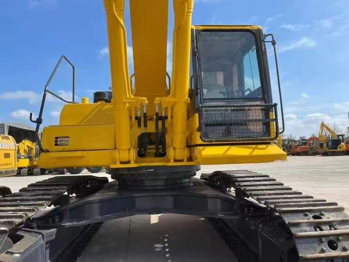 Komatsu PC400 - Lánctalpas kotró: 5 kép. Komatsu PC400 - Lánctalpas kotró: 5 kép.