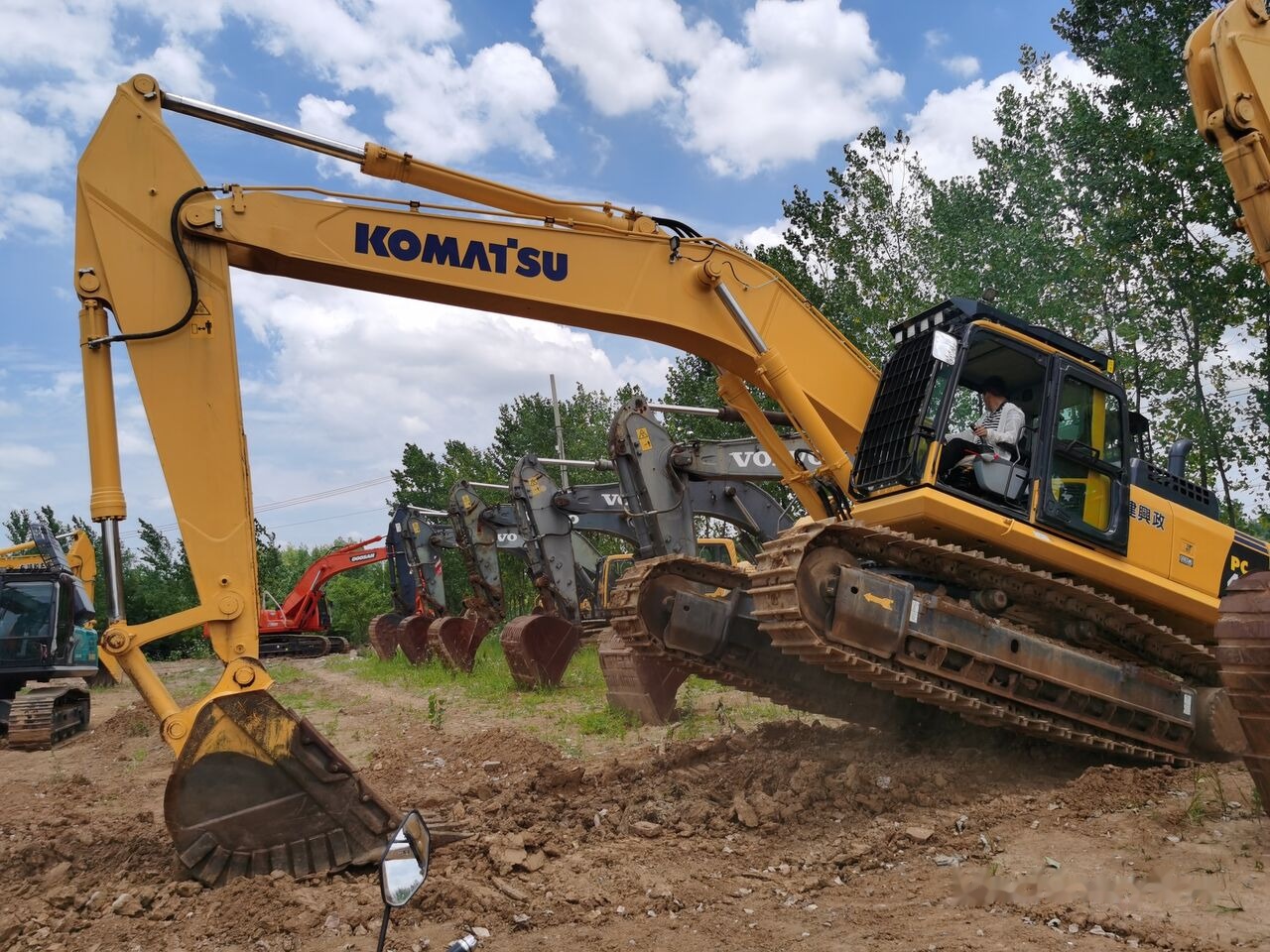 Komatsu PC450-8 - Lánctalpas kotró: 2 kép. Komatsu PC450-8 - Lánctalpas kotró: 2 kép.