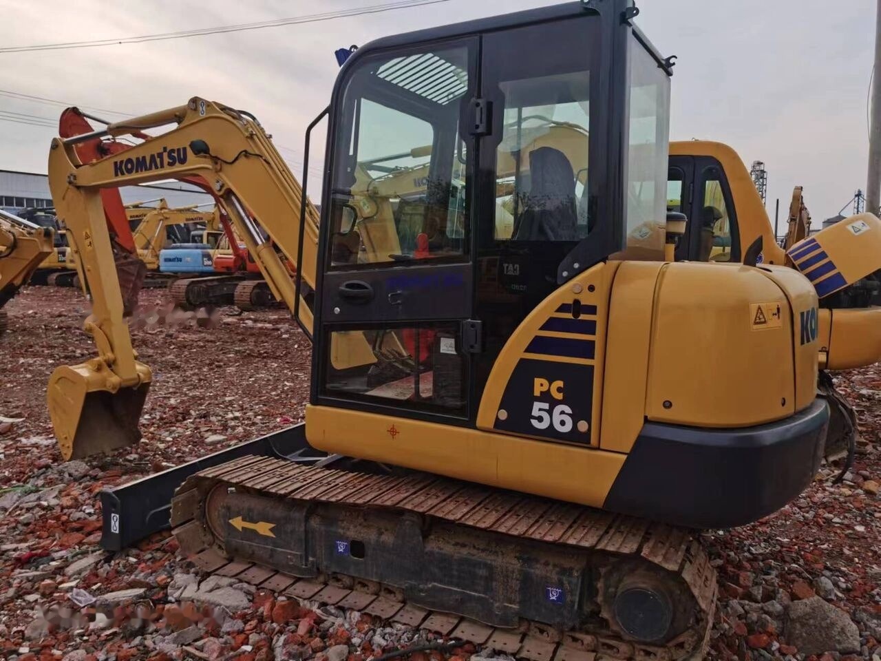 Komatsu PC56 - Minikotró: 1 kép. Komatsu PC56 - Minikotró: 1 kép.